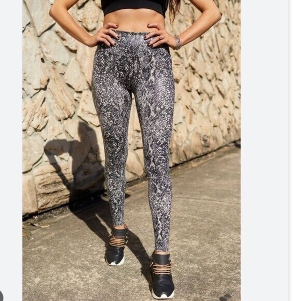 NWT SPANX Faux‎ Leather Snake Shine Print Leggings Gray Black White Size M NEW